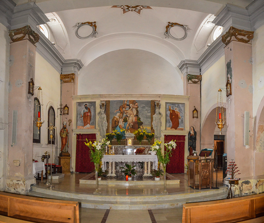 Altare e navata