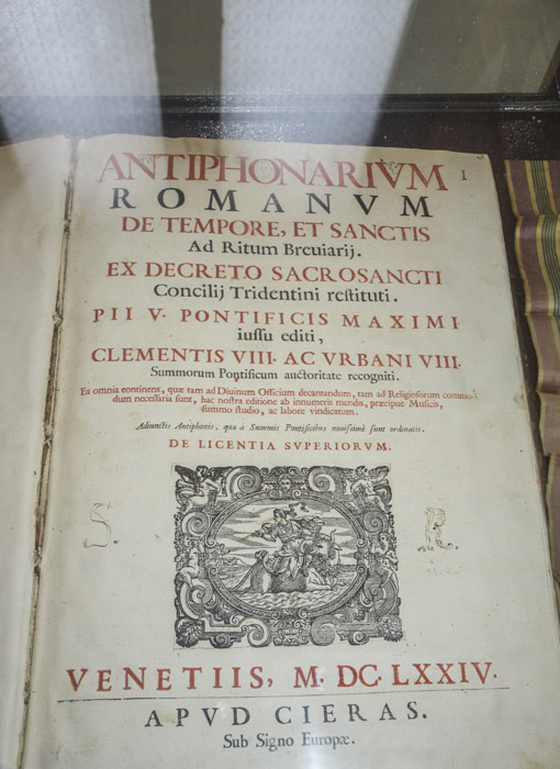Antico volume dell'antifonario romano